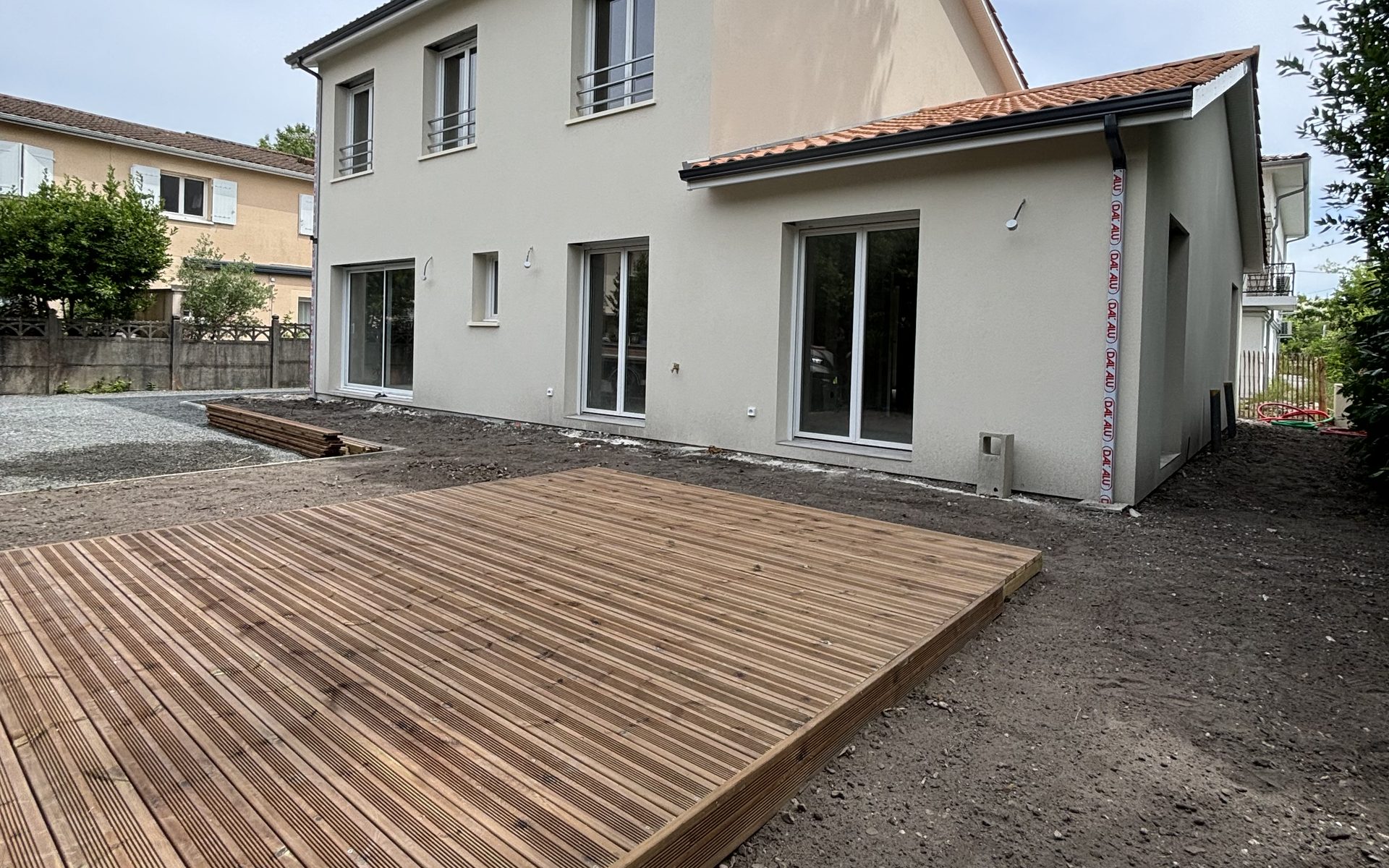 Maison neuve à étage avec grande terrasse en bois réalisée en Gironde