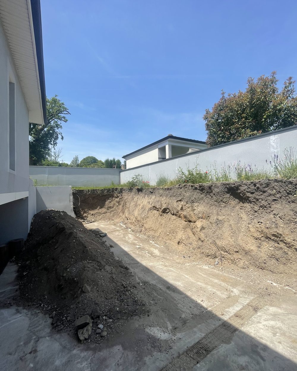 Terrain décaissé et nivelé par AQUICONSTRUCTION avant travaux de gros œuvre